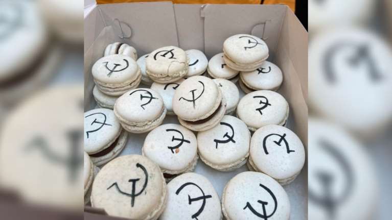 Βουλευτής του ΚΚΕ κέρασε για τη γιορτή του μακαρόν με... σφυροδρέπανα - Τι του ευχήθηκε νεοδημοκράτης [εικόνα]