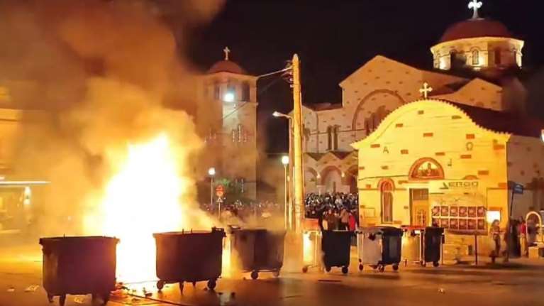 Κρήτη: Κάηκαν αυτοκίνητα στην Ανάσταση- Επί ποδός η Πυροσβεστική για φωτιά σε καλώδια της ΔΕΗ [εικόνες-βίντεο]