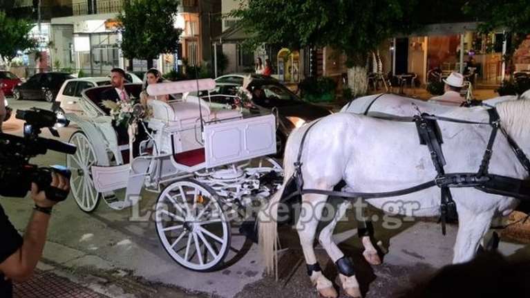 Παραμυθένιος γάμος στη Λαμία: Η νύφη έφτασε στην εκκλησία με... άμαξα που έσερναν δύο ολόλευκα άλογα [εικόνες - βίντεο]