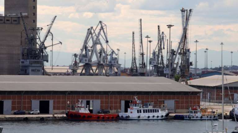 Συναγερμός στη Θεσσαλονίκη για θαλάσσια ρύπανση: Υπερχείλισε δεξαμενή πετρελαίου φορτηγού πλοίου