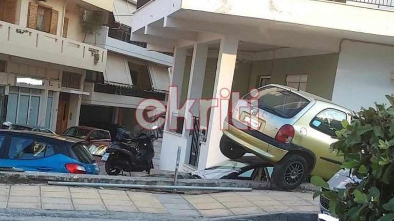 Τροχαίο στο Ηράκλειο: Αυτοκίνητο "προσγειώθηκε" στην οροφή ενός άλλου [εικόνες]