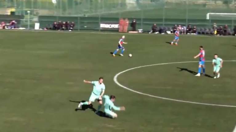 Απίστευτο σκηνικό: Ο Έλληνας ποδοσφαιριστής Κούτσιας δέχθηκε ανεξήγητη επίθεση από Γερμανό συμπαίκτη του [βίντεο]