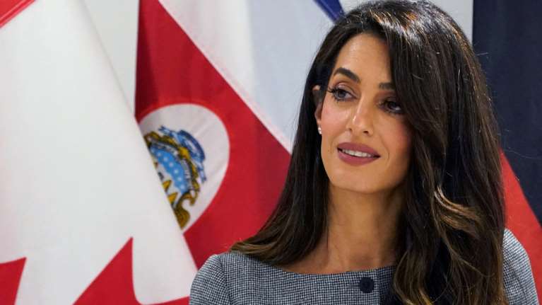 Masterclass μόδας από την Αμάλ Κλούνεϊ στη Νέα Υόρκη: Απογείωσε το business look στον ΟΗΕ