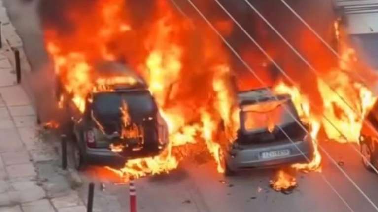 Πανικός στον Άλιμο: Ένα αυτοκίνητο λαμπάδιασε εν κινήσει και οι φλόγες επεκτάθηκαν σε σταθμευμένα [βίντεο]