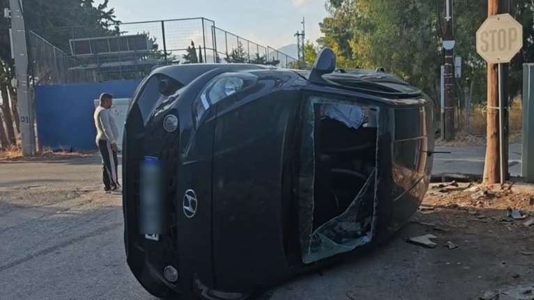 Τροχαίο με ανατροπή ΙΧ στην Κηφισιά - Απεγκλωβίστηκε σοαβαρά τραυματισμένη γυναίκα [βίντεο]