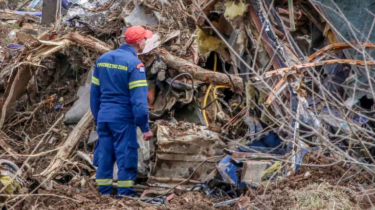 Τέμπη: Ολοκληρώθηκαν οι ταυτοποιήσεις των νεκρών - Ένας παραμένει άγνωστος, μια γυναίκα αναζητά ακόμα την κόρη της