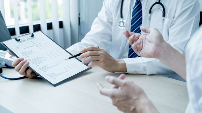 1.000 ευρώ σε κάθε ιδιώτη γιατρό που θα εργαστεί στο ΕΣΥ, δίνει Πανελλήνιος Ιατρικός Σύλλογος