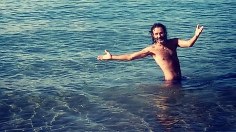 Ατρόμητος ο Θανάσης Ευθυμιάδης: Πήγε για μπάνιο παρά το τσουχτερό κρύο [εικόνα]