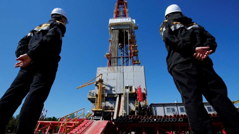 Forbes: Ανεβαίνει η τιμή του πετρελαίου λόγω τυφώνων και ζήτησης- Πόσο υψηλότερα μπορεί να φτάσει