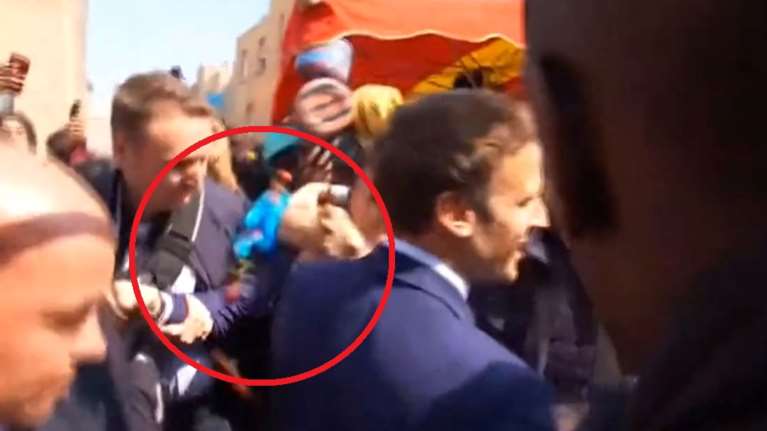 Μακρόν: Του πέταξαν ντομάτες στην πρώτη δημόσια εμφάνιση μετά τη νίκη στις γαλλικές προεδρικές εκλογές [Βίντεο]