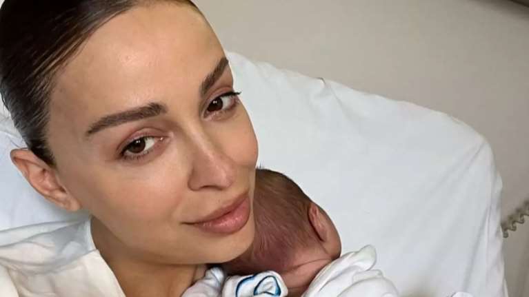 Ελένη Φουρέιρα: Οι πρώτες φωτογραφίες με τον μπέμπη της - Το θηλάζει στο μαιευτήριο
