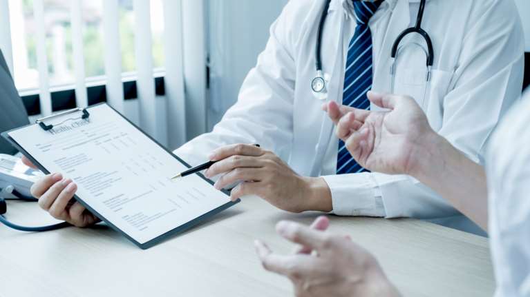 Ποινική δίωξη για ανθρωποκτονία με δόλο σε βάρος του νέου ψευτογιατρού - Πώς εξαπατούσε ασθενείς με σκλήρυνση κατά πλάκας