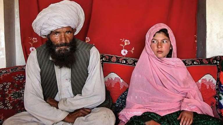 Αφγανιστάν: Ο μεσαίωνας των Ταλιμπάν -  Η φωτογραφία 11χρονου κοριτσιού με τον 40άρη μέλλοντα σύζυγό της