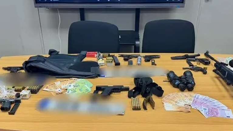 Δολοφονία Λάλα στην Αράχωβα: Βαρύ οπλοστάσιο και πάνω από 100.000 ευρώ είχαν οι τέσσερις συλληφθέντες