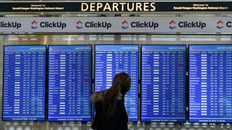 ΗΠΑ: Χιλιάδες πτήσεις ακυρώθηκαν ενόψει κακοκαιρίας - Ανατρέπονται τα σχέδια εκατομμυρίων Αμερικανών για τα Χριστούγεννα