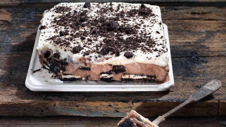 Γλυκό ψυγείου με γεμιστά μπισκότα - Πανεύκολη συνταγή, έτοιμη σε 20 λεπτά