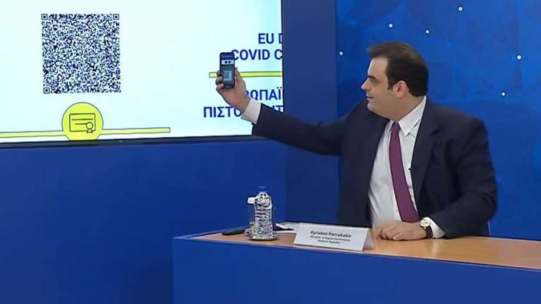 Ψηφιακό πιστοποιητικό εμβολιασμού: Τι θα περιλαμβάνει και πώς θα εκδίδεται το νέο &quot;πράσινο διαβατήριο&quot;