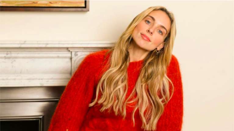 Μαριάννα Γουλανδρή - Λαιμού: Ποζάρει σε εξωτικό προορισμό με μαύρο ολόσωμο μαγιό με halter neck για τα γενέθλιά της