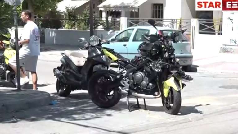 Τροχαίο στην Καλλιθέα: Τραυματίστηκε σοβαρά διασώστης του ΕΚΑΒ [βίντεο]