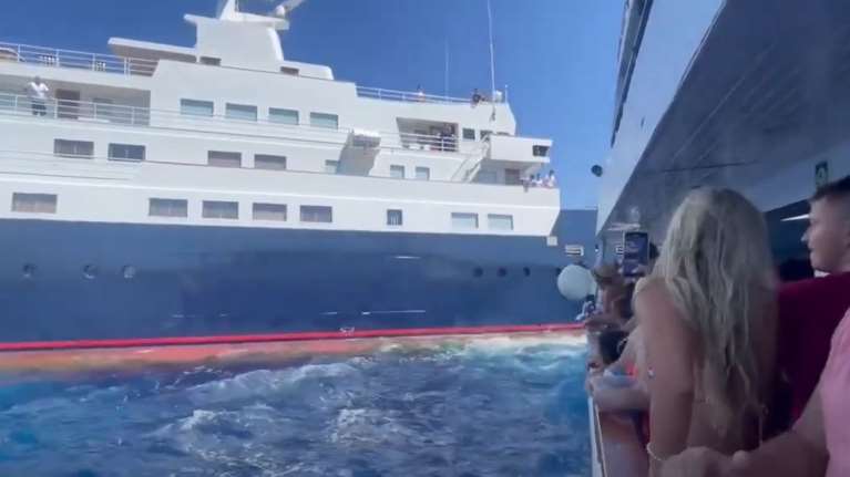 Παραλίγο τραγωδία στο Ιόνιο: Για εκατοστά αποφεύχθηκε η σύγκρουση γιοτ με κρουαζιερόπλοιο με 480 επιβάτες [βίντεο]