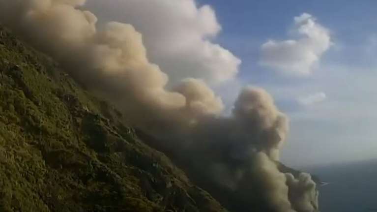 Ιταλία: Αυξάνεται η ένταση της έκρηξης του ηφαιστείου στο μικρό νησί Στρόμπολι κοντά στη Σικελία