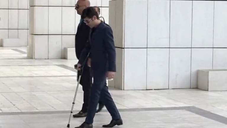 Μένιος Φουρθιώτης: Πήγε με πατερίτσα στο δικαστήριο - Αντιδικία με την Τζούλια Αλεξανδράτου για τα λεφτά του &quot;ροζ&quot; DVD