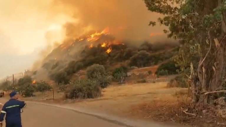 Φωτιά στη Μονεμβασιά: Καλύτερη εικόνα για Καραβοστάσι και Πλύτρα - Μάχη για να οριοθετηθεί πριν νυχτώσει [εικόνες - βίντεο]