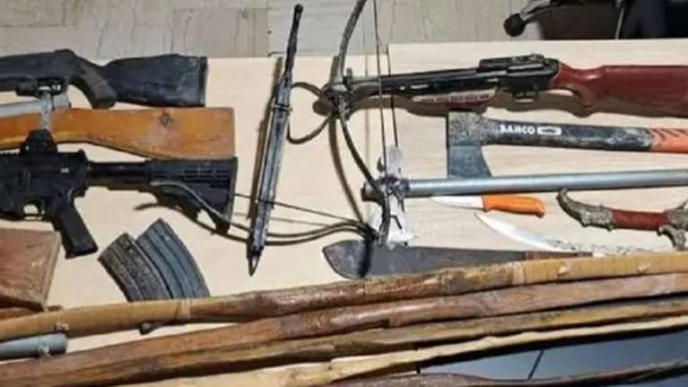 Απίστευτο σκηνικό στην Κορινθία: Οικογένεια ζει σε τραγικές συνθήκες σε λαγούμι, με τόξα και βέλη [εικόνες]