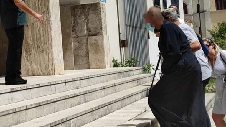 &quot;Τρόμος, φόβος, ντροπή&quot;: Ο εφιάλτης των κοριτσιών που κατήγγειλαν τον βιασμό τους από τον ιερέα στο Αγρίνιο