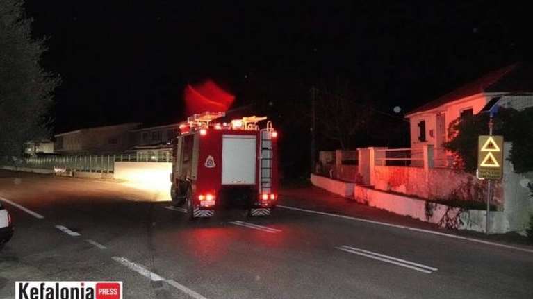 Τραγωδία στην Κεφαλονιά: Προσπάθησαν να αποφύγουν κλαδιά και έπεσαν με το φορτηγό σε γκρεμό [εικόνες]