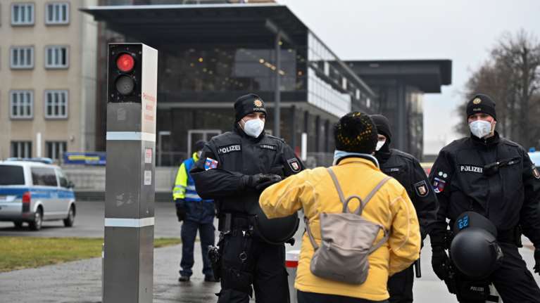 Γερμανία: Αντιεμβολιαστές απειλούν τη ζωή του πρωθυπουργού της Σαξονίας - Επί ποδός η αστυνομία