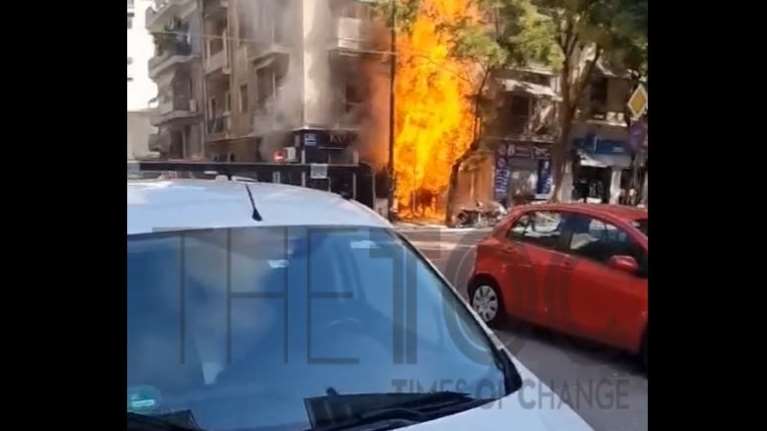 Φωτιά σε κατάστημα με φιάλες υγραερίου στην Αχαρνών: Bίντεο σοκ με τις τρομακτικές εκρήξεις, ένας τραυματίας
