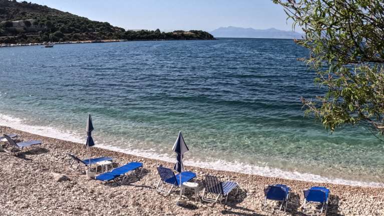 &quot;Κίνημα της πετσέτας&quot;: Τα δικαιώματα των λουόμενων στην παραλία - Τι ορίζει ο νόμος για τις ξαπλώστρες και τις ομπρέλες