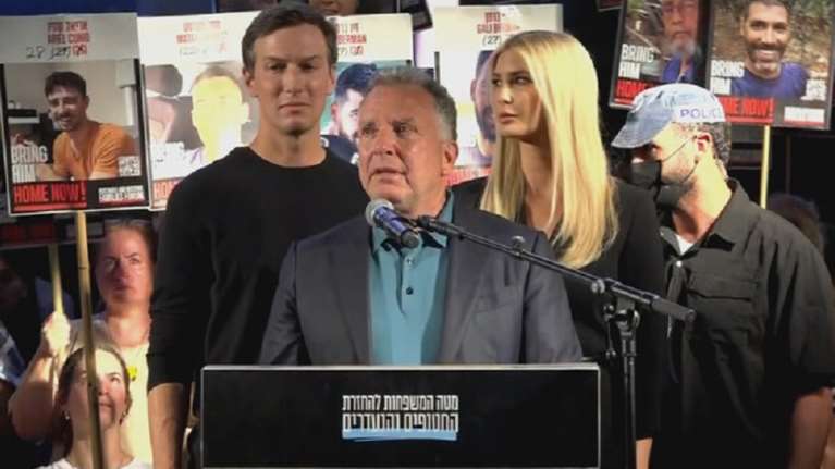 &quot;Επιστρέφετε σπίτι&quot;: Στην Πλατεία των Ομήρων στο Ισραήλ οι Γουίτκοφ, Κούσνερ και Ιβάνκα Τραμπ [βίντεο]