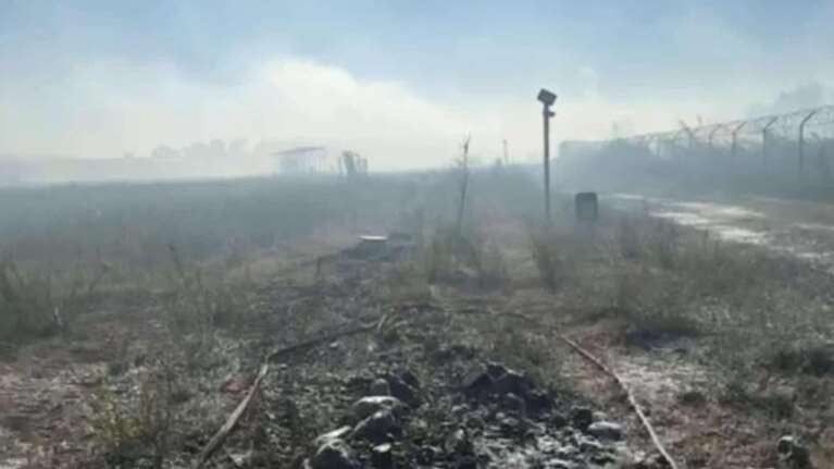 Φωτιά στην Καλαμάτα: Επικίνδυνες διαστάσεις πήρε πυρκαγιά στη βόρεια πύλη του αεροδρομίου