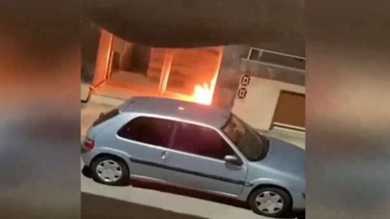 Καισαριανή: Εξερράγη εμπρηστικός μηχανισμός σε πολυκατοικία που μένουν δύο απόστρατοι αστυνομικοί  [Βίντεο]