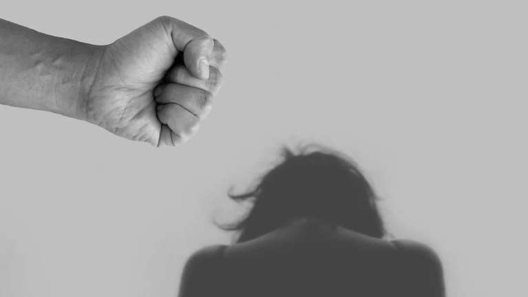 Χαμός από κακοποιημένες γυναίκες: Τι καταγγέλλουν στο 15900 - Μόνο τον Δεκέμβριο 611 καταγγελίες