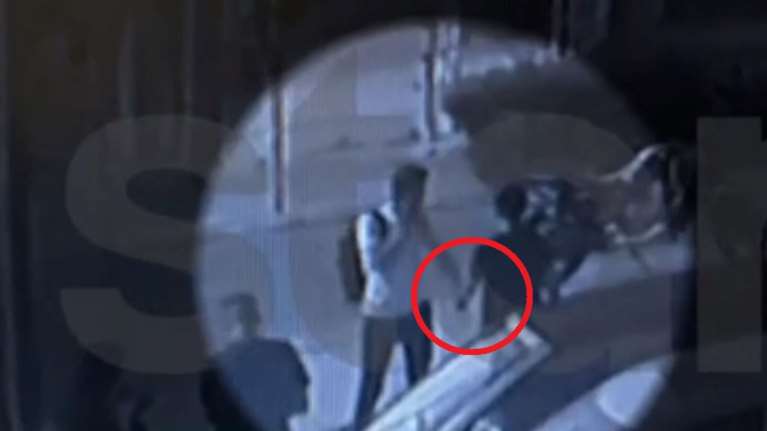 Παλαιό Φάληρο: Η στιγμή που ανήλικος απειλεί παιδιά με μαχαίρι - πεταλούδα και συλλαμβάνεται [βίντεο]