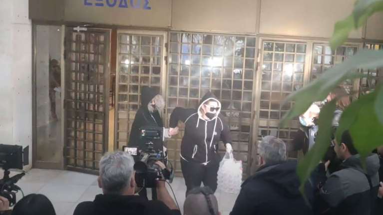 Ρούλα Πισπιρίγκου: Αμίλητες και με κουκούλες έφυγαν τρέχοντας από τη ΓΑΔΑ  η αδερφή και η μητέρα της [Βίντεο]