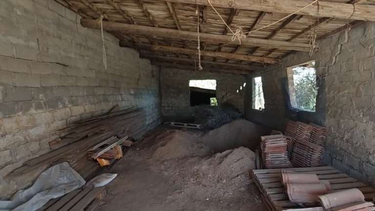 Βοιωτία: Αυτός είναι ο απόμερος στάβλος όπου η 62χρονη έθαψε τη μητέρα της - Αναζητείται ο συνεργός της [βίντεο]