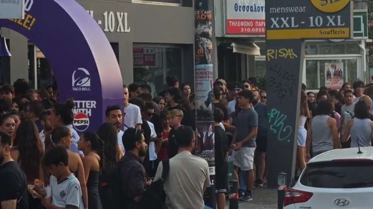Χαλάνδρι: Τεράστιες ουρές έως και 300 μέτρα για τα εγκαίνια καταστήματος αμερικανικής αλυσίδας fast food [βίντεο]
