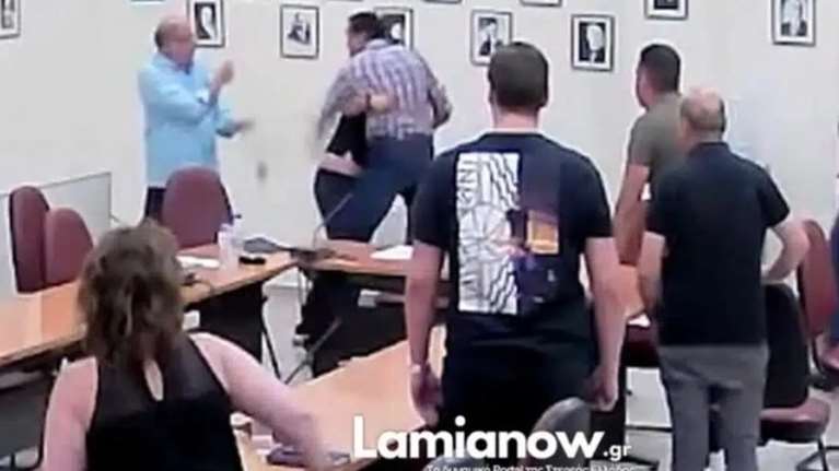 Φθιώτιδα: Παρ&#39; ολίγον να &quot;πλακωθούν&quot; στο ξύλο στο Δημοτικό Συμβούλιο Μακρακώμης [βίντεο]
