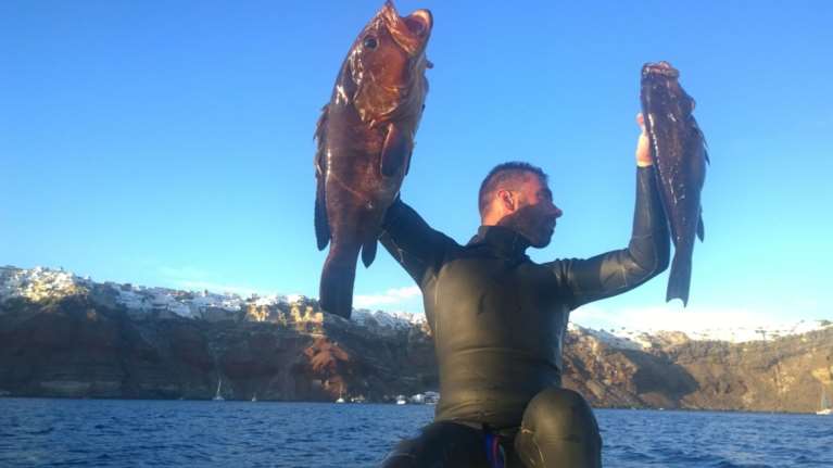 Η ιστορία του ψαροντουφεκά που ψαρεύει παράνομα με μπουκάλες- Πουλάει τα ψάρια σε ακριβά εστιατόρια στη Μύκονο