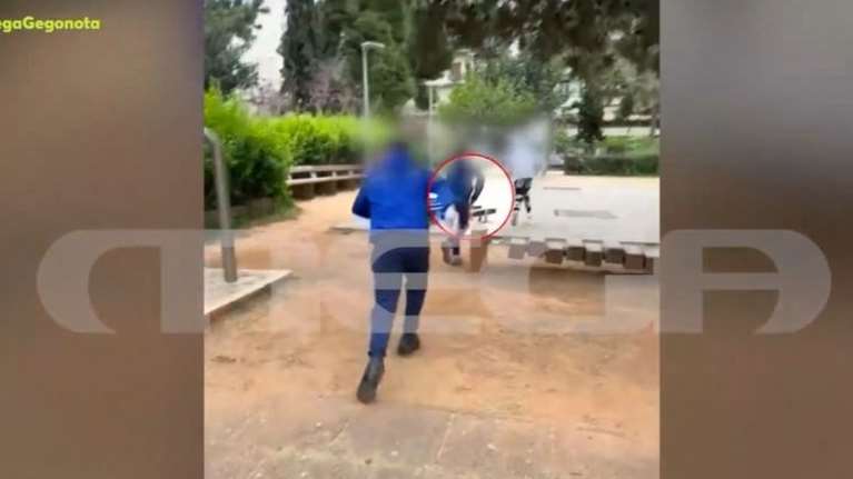 Βίντεο ντοκουμέντο: Συμμορία ανηλίκων λήστευε άλλους ανήλικους σε Καλλιθέα και Ν. Σμύρνη - &quot;Έβγαλε το μαχαίρι και μας κυνήγαγε&quot;