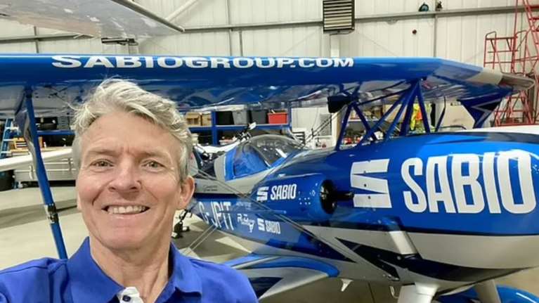 Εντυπωσιακό: Συνταξιούχος πιλότος κάνει στον αέρα τα &quot;κόλπα&quot; από το Top Gun - Εχει φτιάξει ο ίδιος το αεροπλάνο του