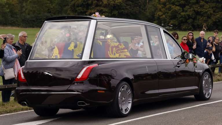 Βασίλισσα Ελισάβετ: Ο πλανήτης παρακολουθεί την κηδεία της - Κόσμος σε καφέ, μπαρ και πρεσβείες για να δει τη τελετή [εικόνες]