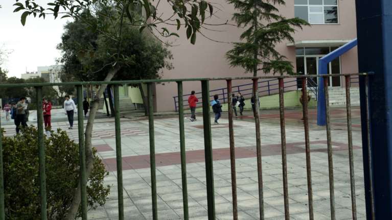 Σοκ στη Δυτική Αττική: Τρεις ανήλικοι βίασαν 13χρονη σε προαύλιο σχολείου - Βιντεοσκόπησαν τις πράξεις τους