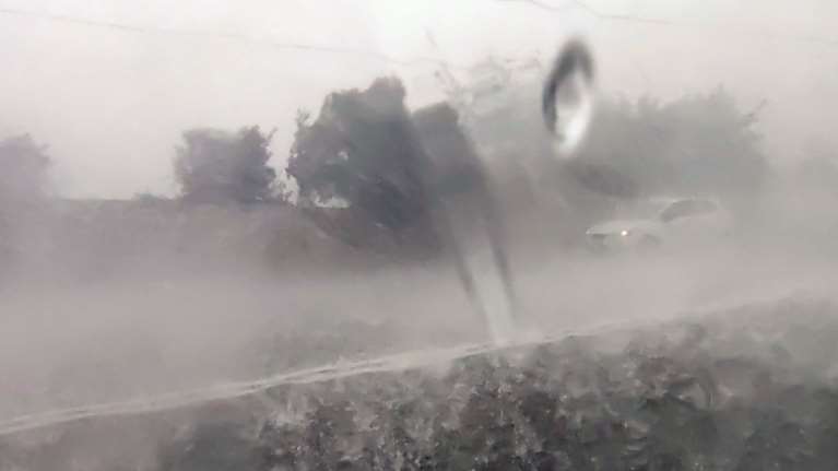 Μήνυμα 112 σε πολλές περιοχές για επικίνδυνα φαινόμενα: Θυελλώδεις άνεμοι, αποφύγετε τις μετακινήσεις