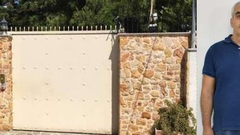 Νέα έφοδος στο σπίτι του ψευτογιατρού στο Λαγονήσι: Ψάχνουν τα χρήματα, βρήκαν... καραμπίνα