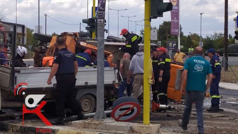 Καρδίτσα: Σφοδρό τροχαίο με τρεις τραυματίες - Εγκλωβίστηκε οδηγός [Εικόνες - Βίντεο]